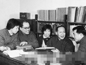 1978年，郑哲敏（右二）与科技人yuan讨论事情