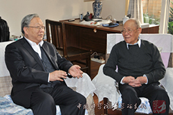 2011年，中科院院长路甬祥亲热探望郑哲敏院士（右）