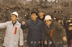 1984年，郑哲敏院士（左二）在石景山电厂爆破拆除现chang